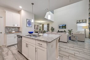 Luxury Storey Lake Retreat - Spacious Disney-near