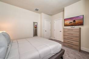 Spacious New Modern Retreat