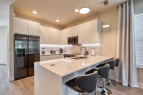 Spacious New Modern Retreat