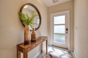 Chic Modern Condo - Spacious Mickey Bed Game Room