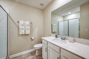 Chic Modern Condo - Spacious Mickey Bed Game Room