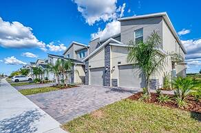Chic Modern Condo - Spacious Mickey Bed Game Room
