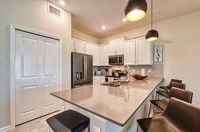 Chic Modern Condo - Spacious Mickey Bed Game Room