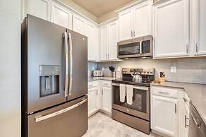 Chic Modern Condo - Spacious Mickey Bed Game Room