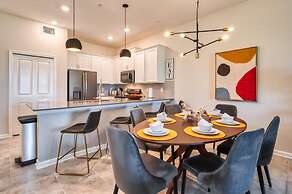 Chic Modern Condo - Spacious Mickey Bed Game Room