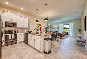 Chic Modern Condo - Spacious Mickey Bed Game Room