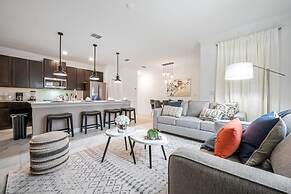 Stunning Themed Home Private Pool Ideal Location