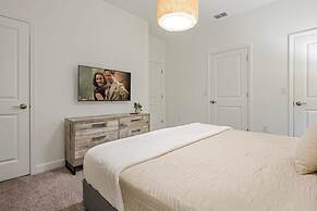 Stunning Themed Home Private Pool Ideal Location