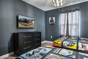 Stunning Themed Home Private Pool Ideal Location