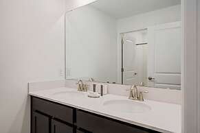 Stunning Themed Home Private Pool Ideal Location