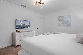 Stunning Themed Home Private Pool Ideal Location