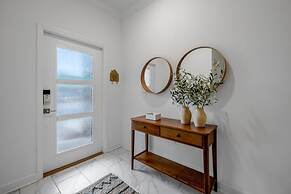 Stunning Themed Home Private Pool Ideal Location