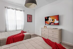 Stunning Themed Home Private Pool Ideal Location