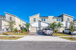 Modern 2BR Condo w Mickey Room - Family Perfection