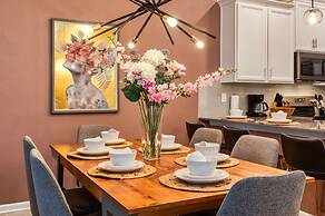 Modern 2BR Condo w Mickey Room - Family Perfection