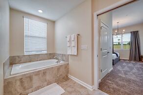 Modern 2BR Condo w Mickey Room - Family Perfection