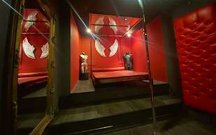 Stay & Play at Lovebehindcloseddoors