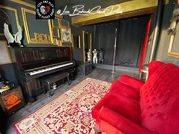 Stay & Play at Lovebehindcloseddoors