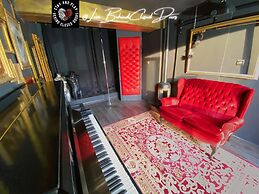 Stay & Play at Lovebehindcloseddoors