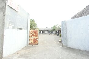 OYO 93002 Kost Gayus