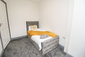 Remarkable 4-bed House in Bradford