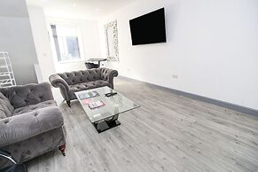 Remarkable 4-bed House in Bradford