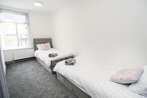 Remarkable 4-bed House in Bradford