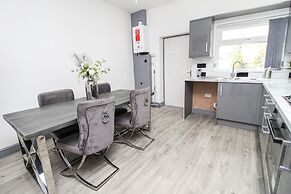 Remarkable 4-bed House in Bradford