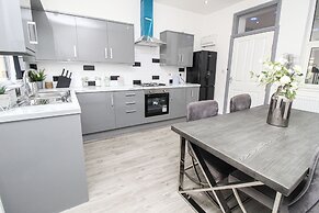 Remarkable 4-bed House in Bradford