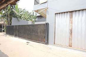 OYO 93021 Kost Dison