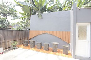 OYO 93021 Kost Dison