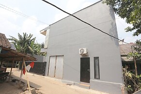 OYO 93021 Kost Dison