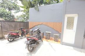 OYO 93021 Kost Dison