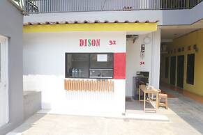 OYO 93021 Kost Dison