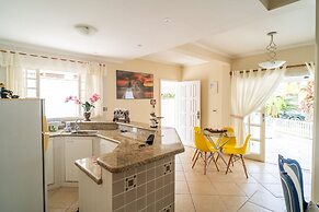 Linda casa no condomínio Morada da Praia