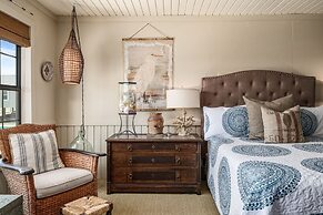 Sunset Serenity 3 Bedroom Home by RedAwning