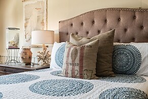 Sunset Serenity 3 Bedroom Home by RedAwning