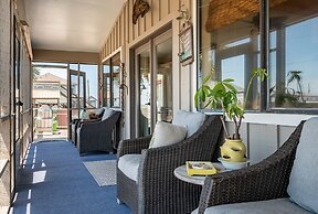 Sunset Serenity 3 Bedroom Home by RedAwning