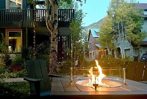 425 Depot Ave 5 Bedroom Home by RedAwning