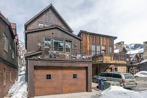 330 W Pacific B 3 Bedroom Townhouse by RedAwning