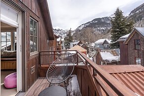 330 W Pacific B 3 Bedroom Townhouse by RedAwning