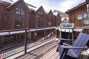 330 W Pacific B 3 Bedroom Townhouse by RedAwning