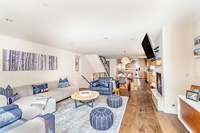 330 W Pacific B 3 Bedroom Townhouse by RedAwning