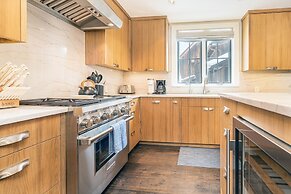 330 W Pacific B 3 Bedroom Townhouse by RedAwning