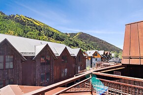 330 W Pacific B 3 Bedroom Townhouse by RedAwning