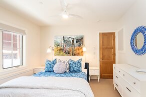 330 W Pacific B 3 Bedroom Townhouse by RedAwning