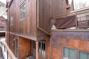 330 W Pacific B 3 Bedroom Townhouse by RedAwning