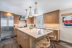 330 W Pacific B 3 Bedroom Townhouse by RedAwning