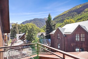 330 W Pacific B 3 Bedroom Townhouse by RedAwning