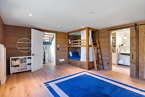 Overlook House 4 Bedroom Home by RedAwning
